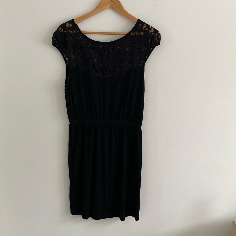 Women’s short dress with lace collar